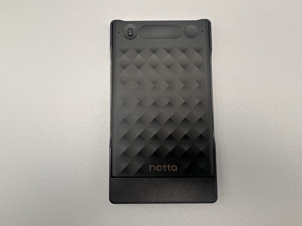 専用ケースへ装着したカード型AIボイスレコーダーNotta Memo