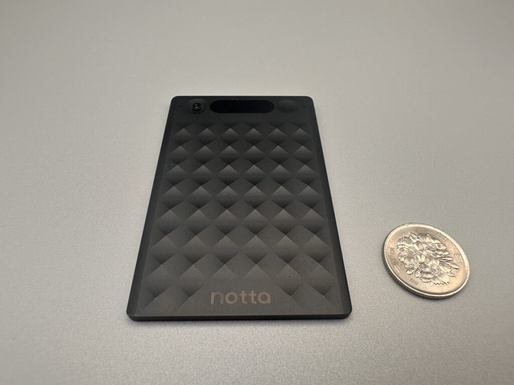 Notta Memoと100円硬貨を並べたカード型本体のサイズ比較