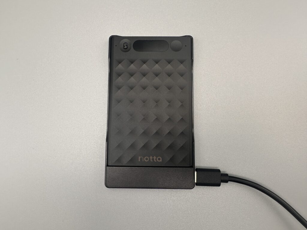 専用ケースに入れたNotta MemoへUSB Type-Cケーブルを接続した様子