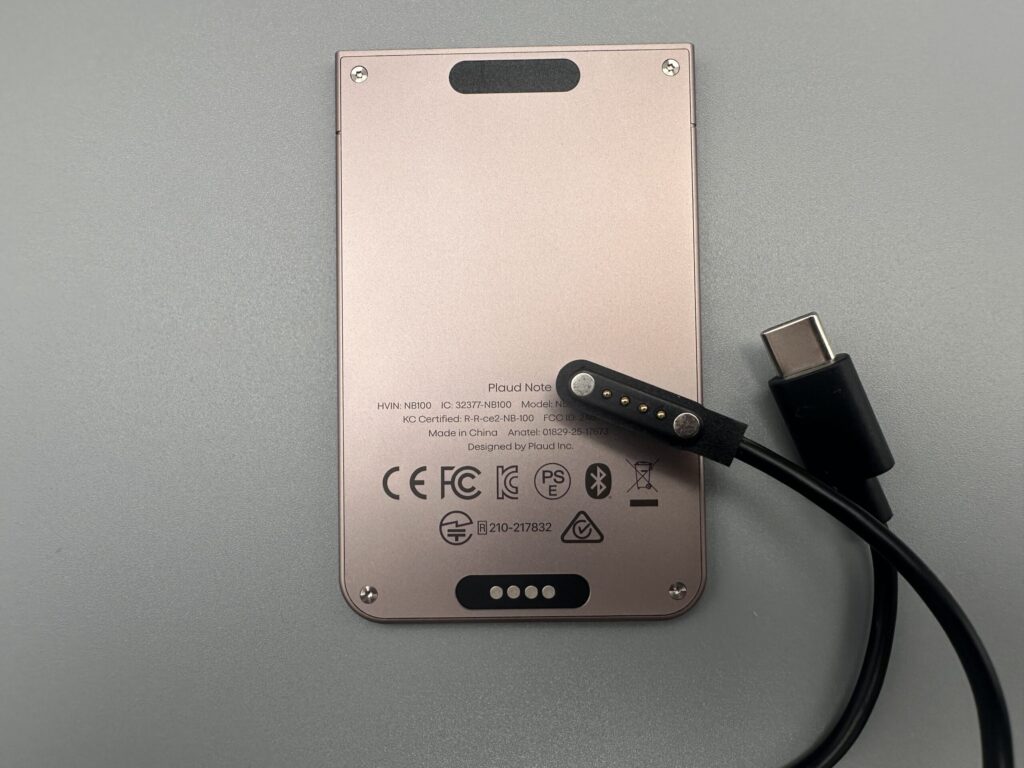 薄型AIボイスレコーダーPLAUD NOTEの背面と充電ケーブル