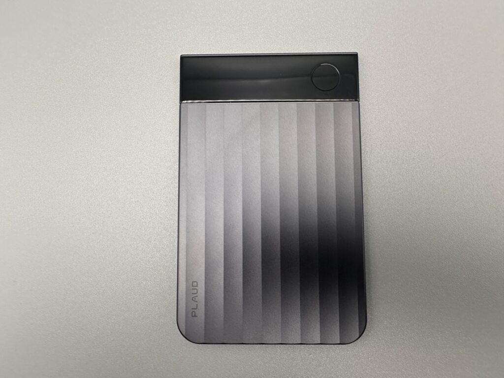 ディスプレイと操作ボタンを搭載したPLAUD NOTE Proの正面