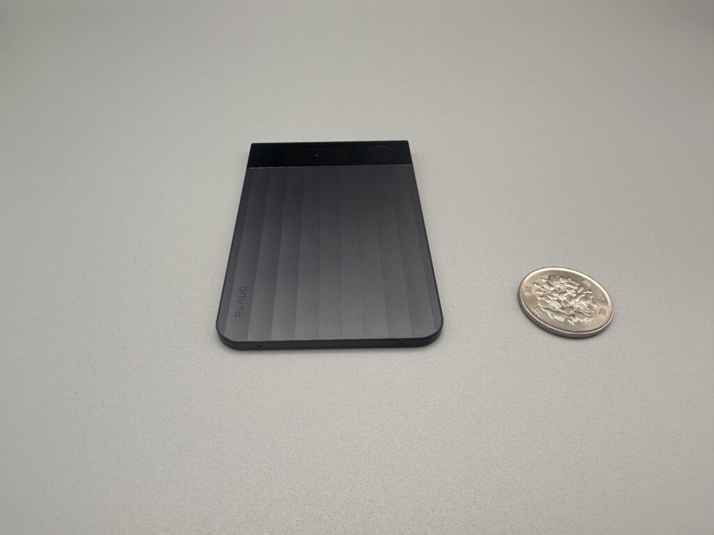 AIボイスレコーダーPLAUD NOTE Proと100円硬貨を並べた本体サイズの比較