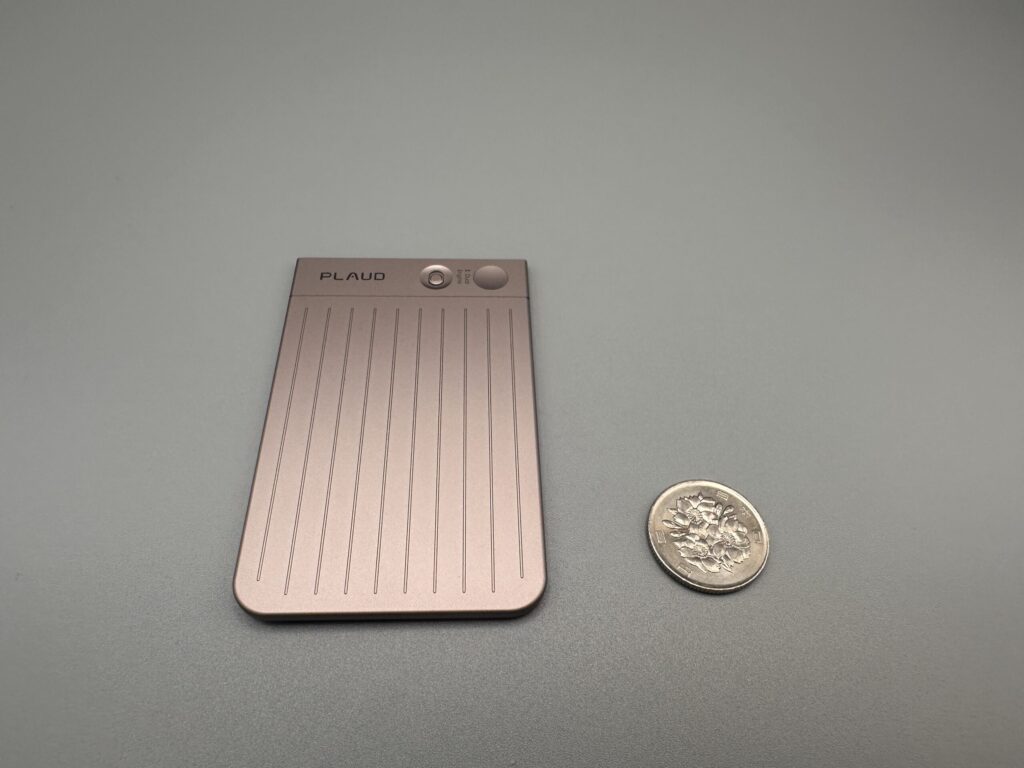 PLAUD NOTEと100円硬貨を並べて本体サイズを比較した様子